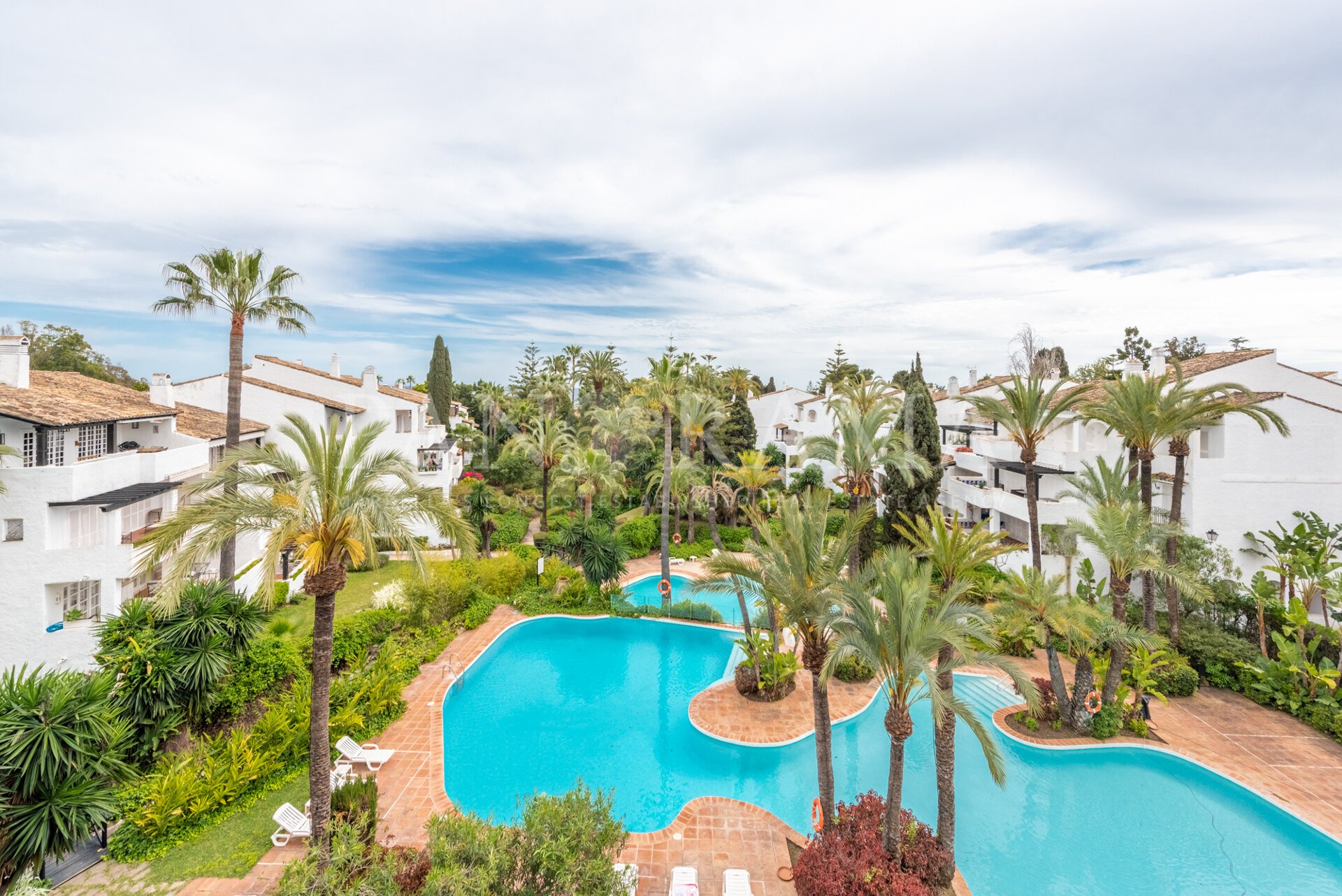 Magnifique penthouse spacieux de 2 chambres avec piscine et vue sur la mer