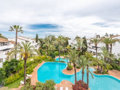 Precioso y amplio ático de 2 dormitorios con piscina y vistas al mar