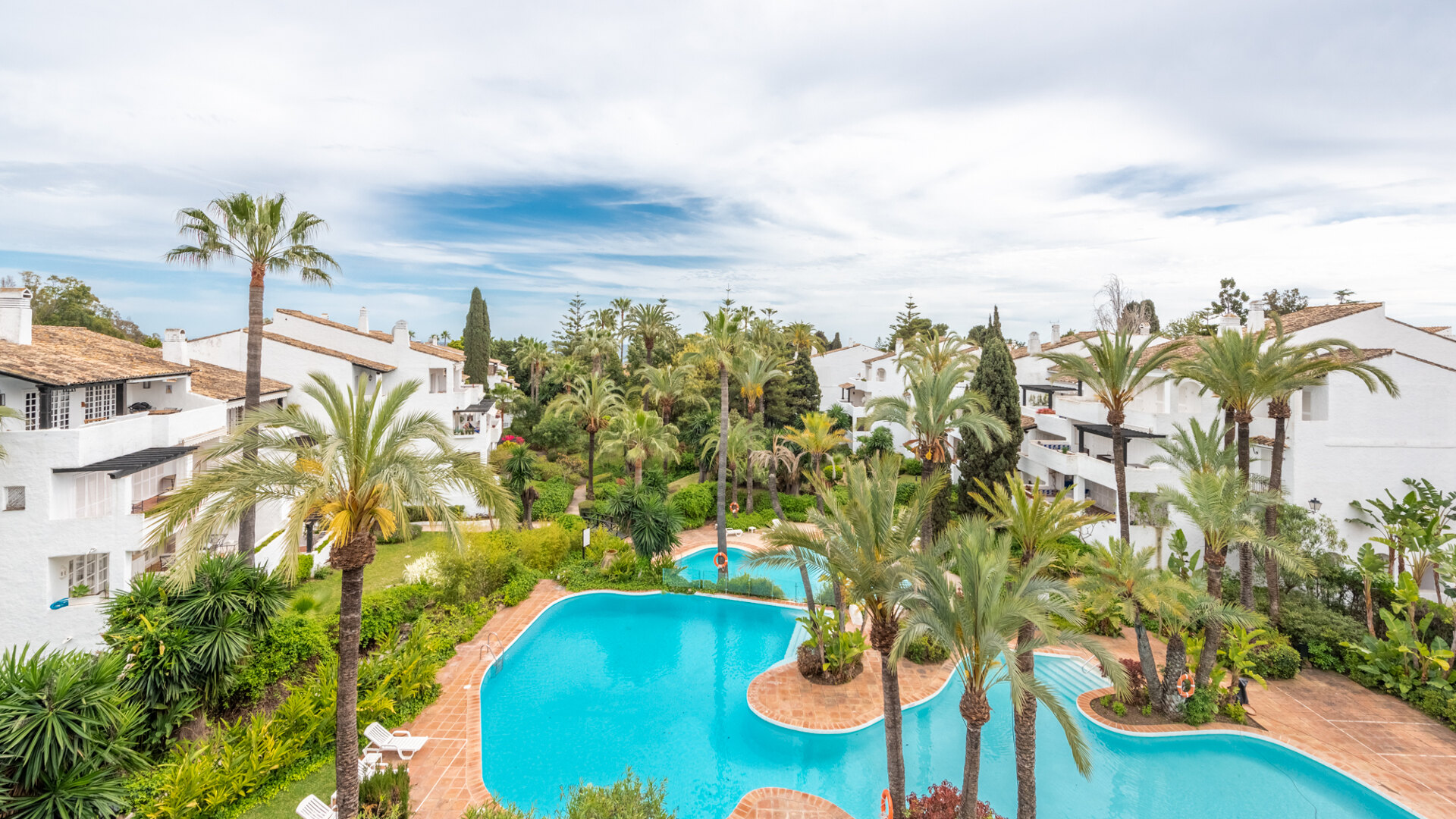 Magnifique penthouse spacieux de 2 chambres avec piscine et vue sur la mer