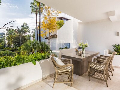 Top location, walking distance to Puerto Banus, beach and town centre