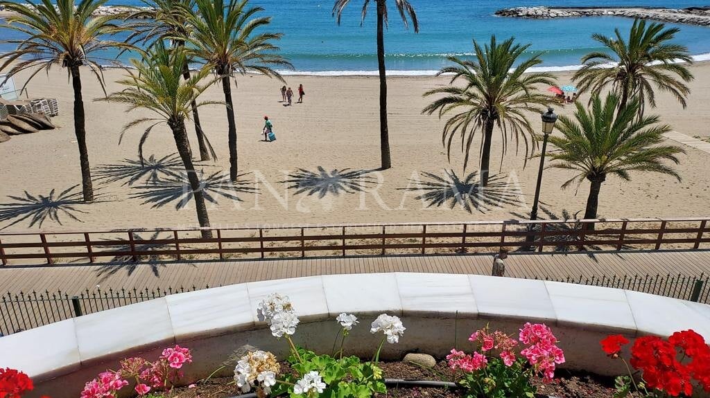 Ruim appartement aan het strand in een toplocatie van Puerto Banus