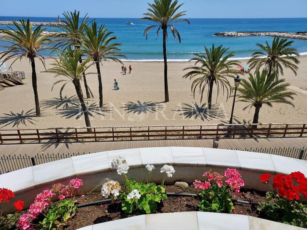 Ruim appartement aan het strand in een toplocatie van Puerto Banus