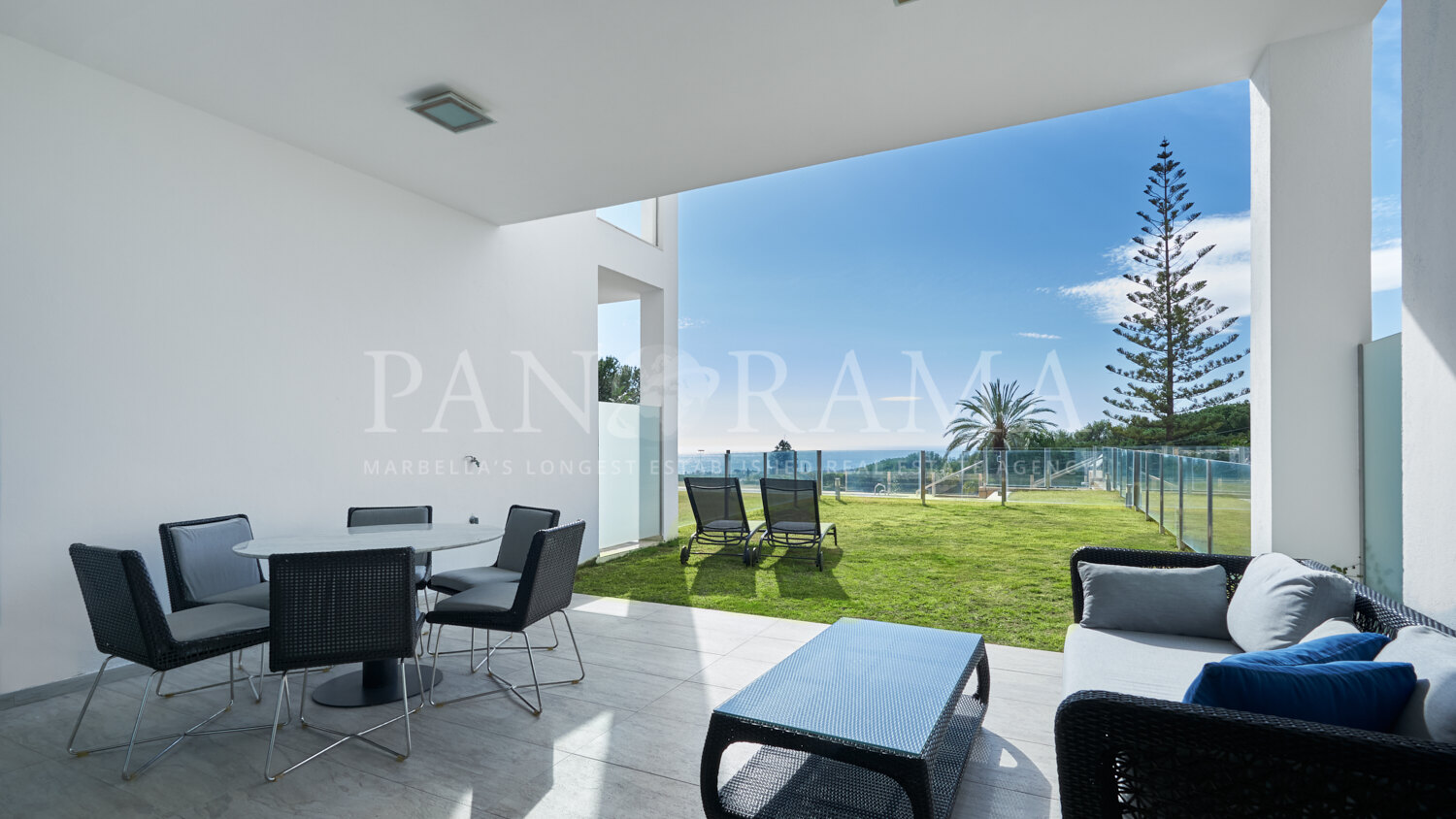 Lujosa casa adosada en Sierra Blanca con magníficas vistas al mar