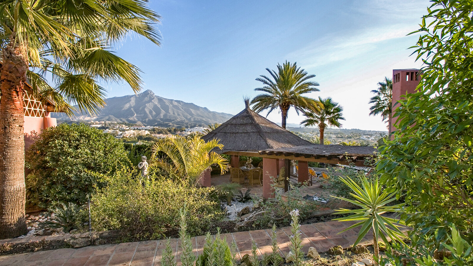 Beautiful villa with incredible views of the sea and the mountains