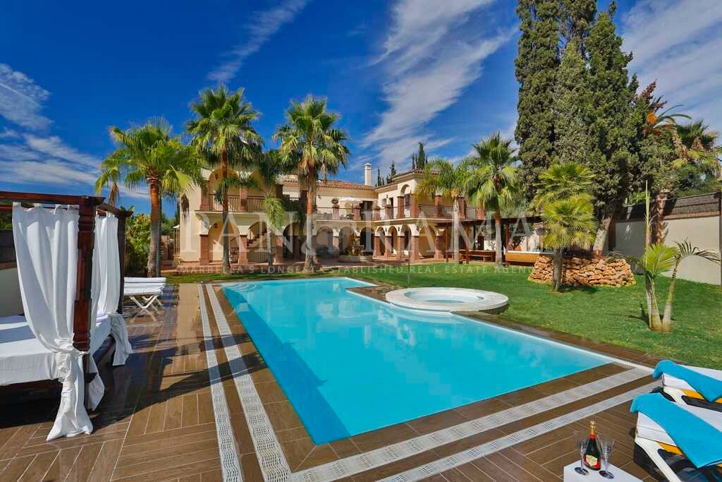 Villa en una ubicación privilegiada junto a la playa en la Milla de Oro de Marbella