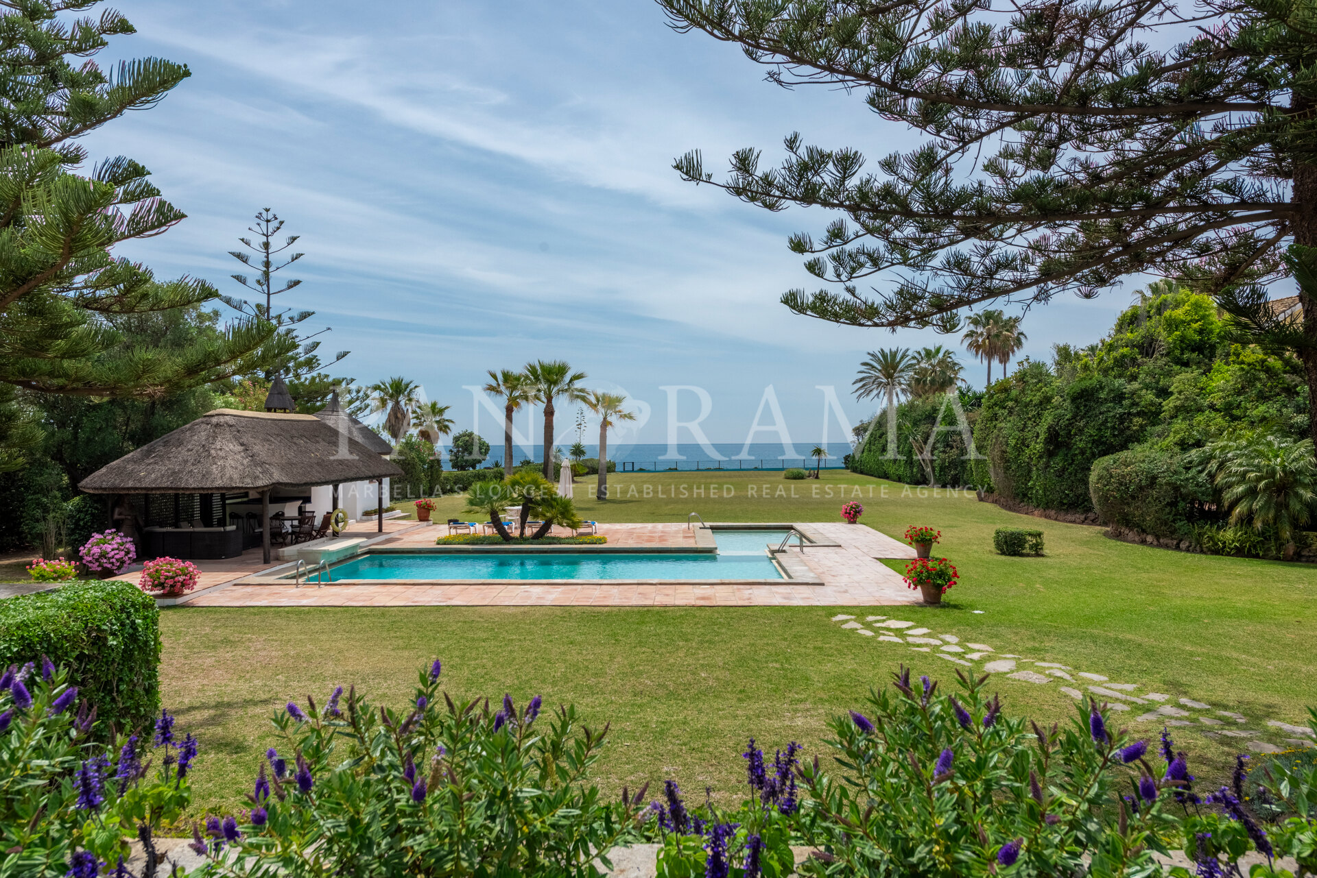 Preciosa villa en primera línea de playa en Guadalmina