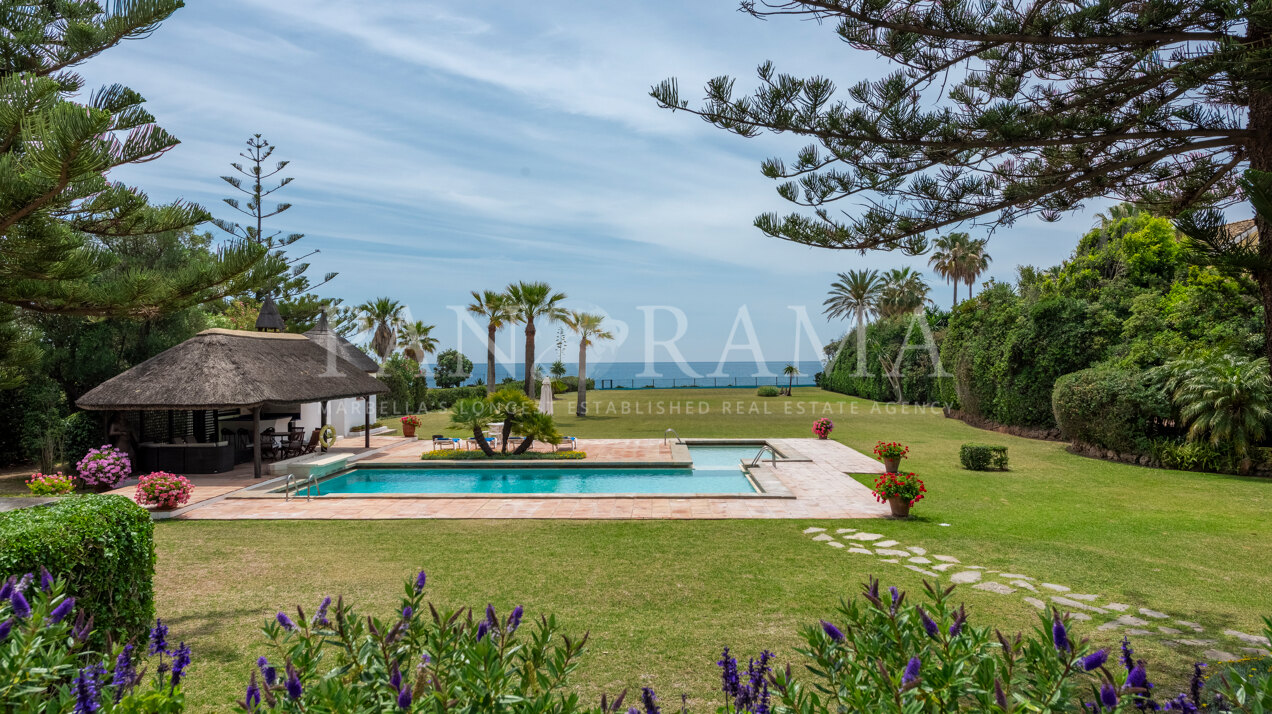 Preciosa villa en primera línea de playa en Guadalmina