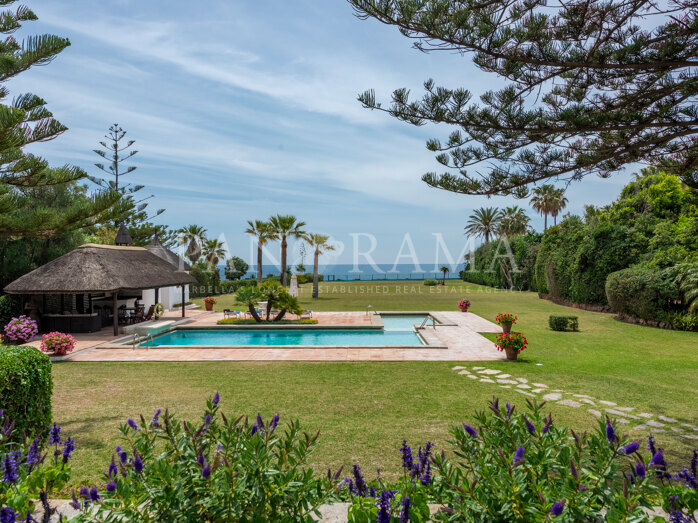 Beautiful beachfront villa in Guadalmina with direct access to the beach