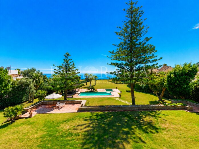 Beautiful beachfront villa in Guadalmina with direct access to the beach