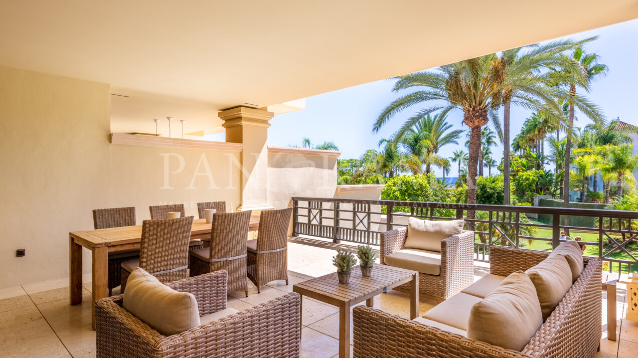 Impressive & luxurious ground floor duplex in front line complex with private pool