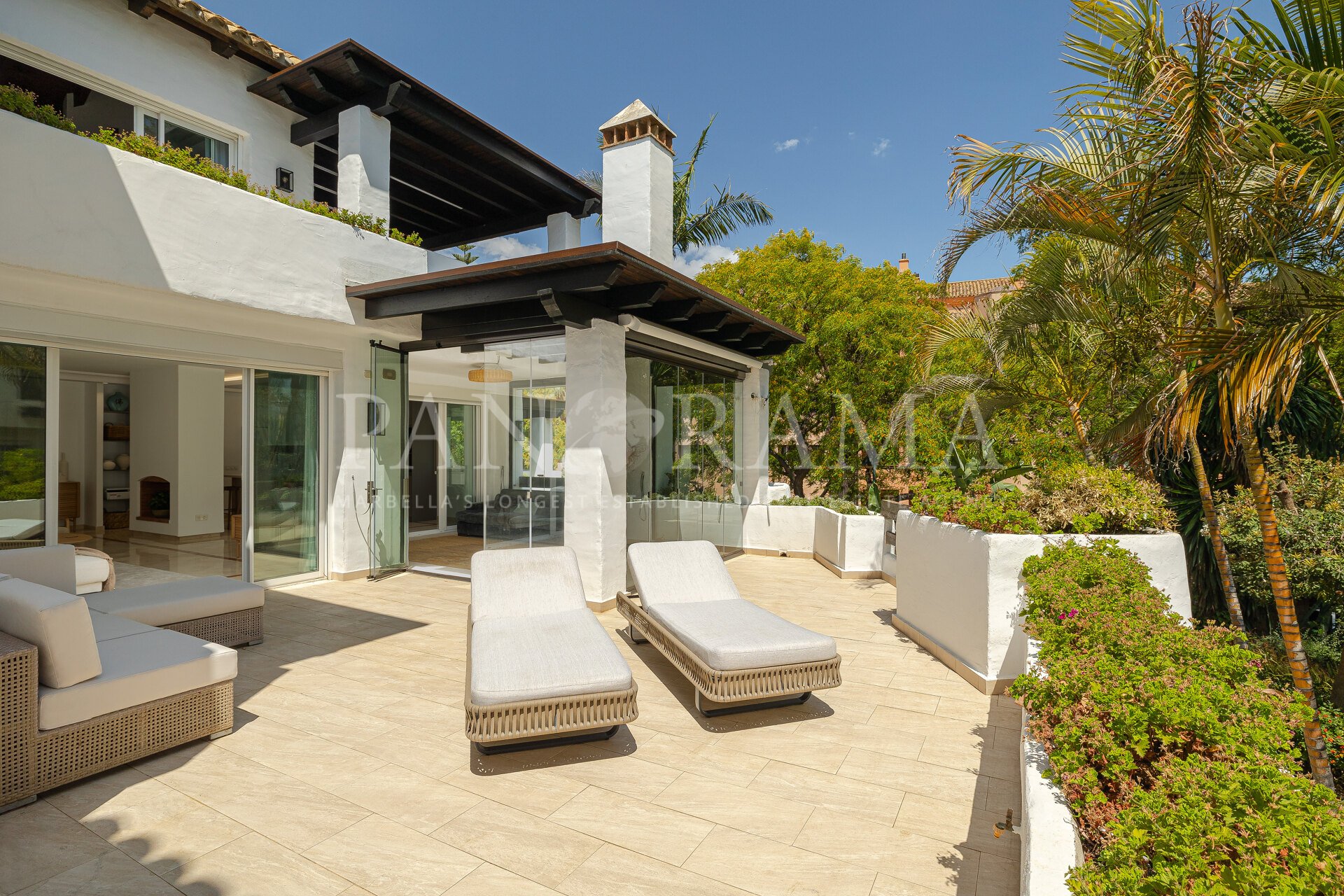 Corner duplex penthouse in a beachfront complex near Puerto Banús