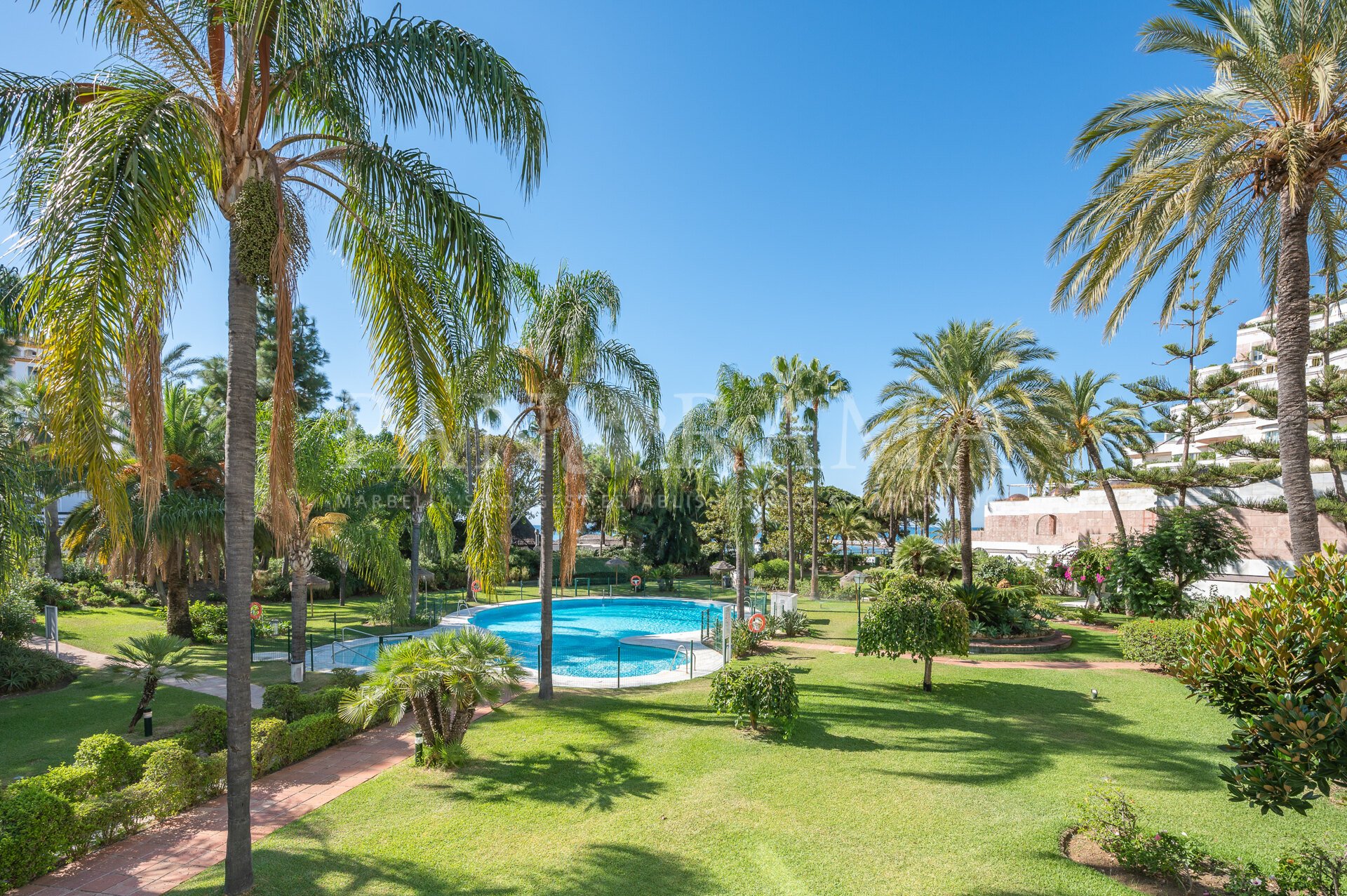 Appartement duplex en bord de mer à Puerto Banús avec accès direct à la promenade