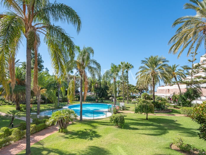 Beachside duplex apartment in Puerto Banús with direct access to the promenade