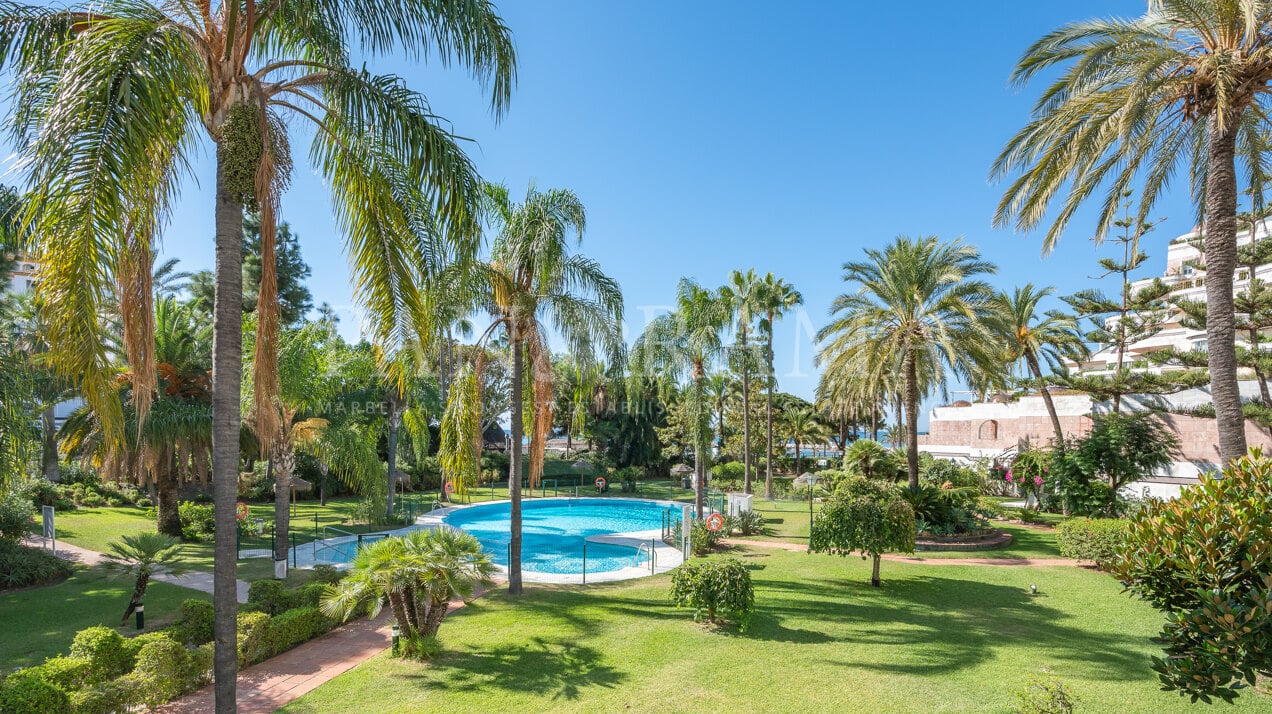 Duplex appartement aan het strand in Puerto Banús met directe toegang tot de promenade