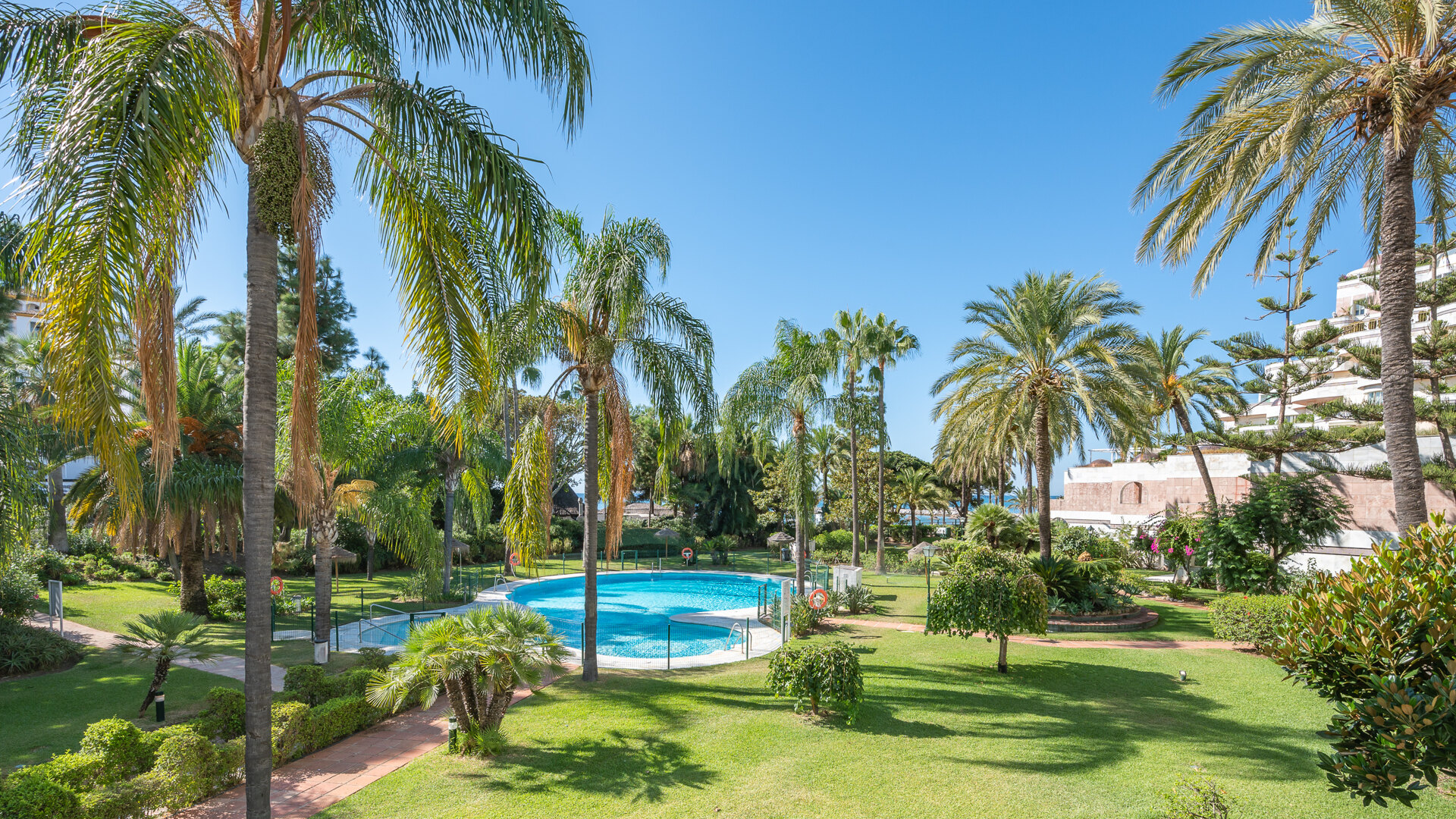 Beachside duplex apartment in Puerto Banús with direct access to the promenade