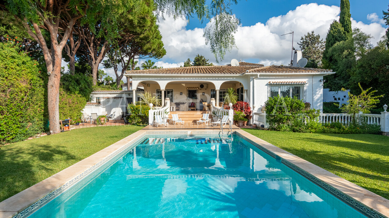 Klassieke villa in Marbella Oost, zeer dicht bij het strand