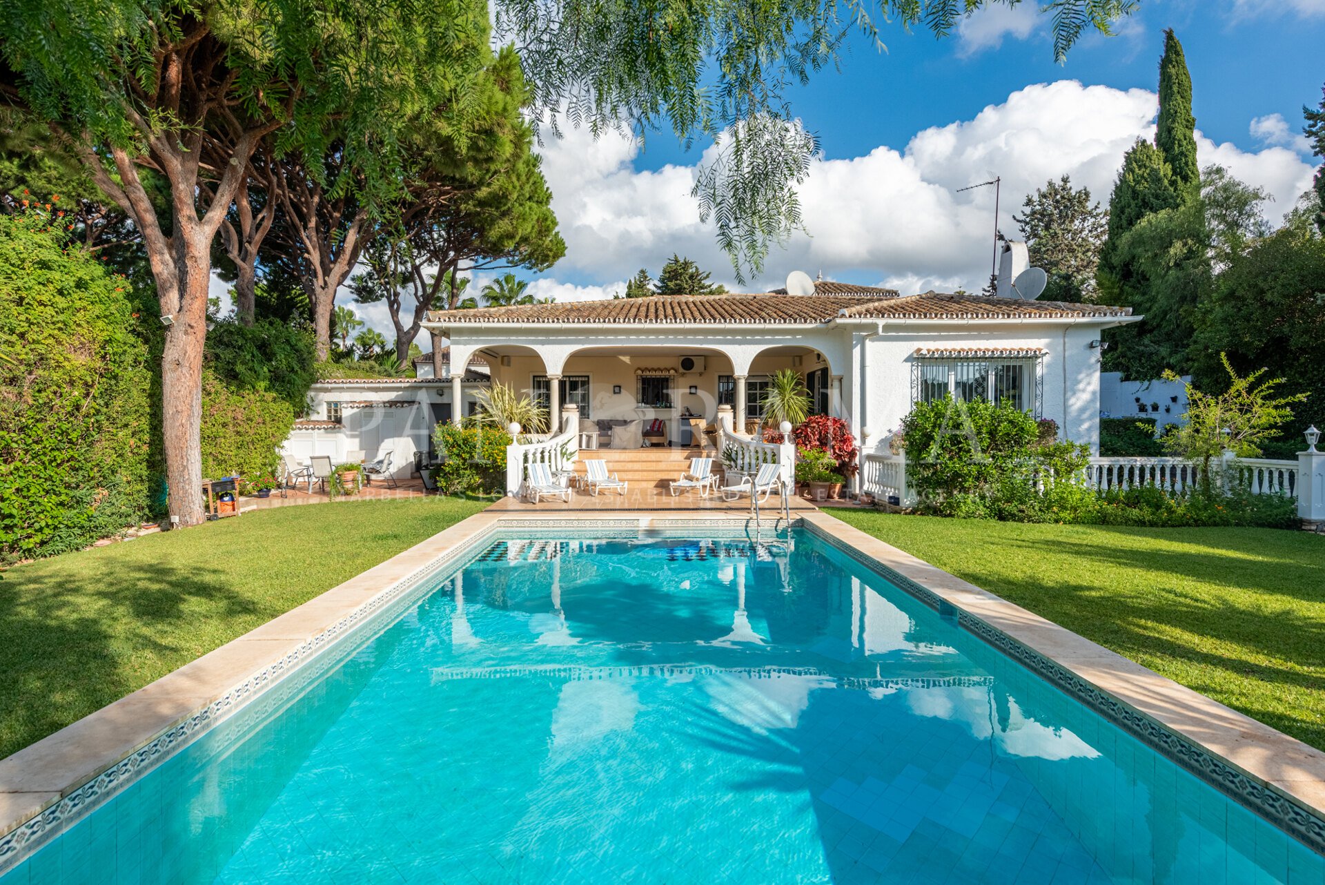 Klassische Villa im Osten von Marbella, ganz in der Nähe des Strandes