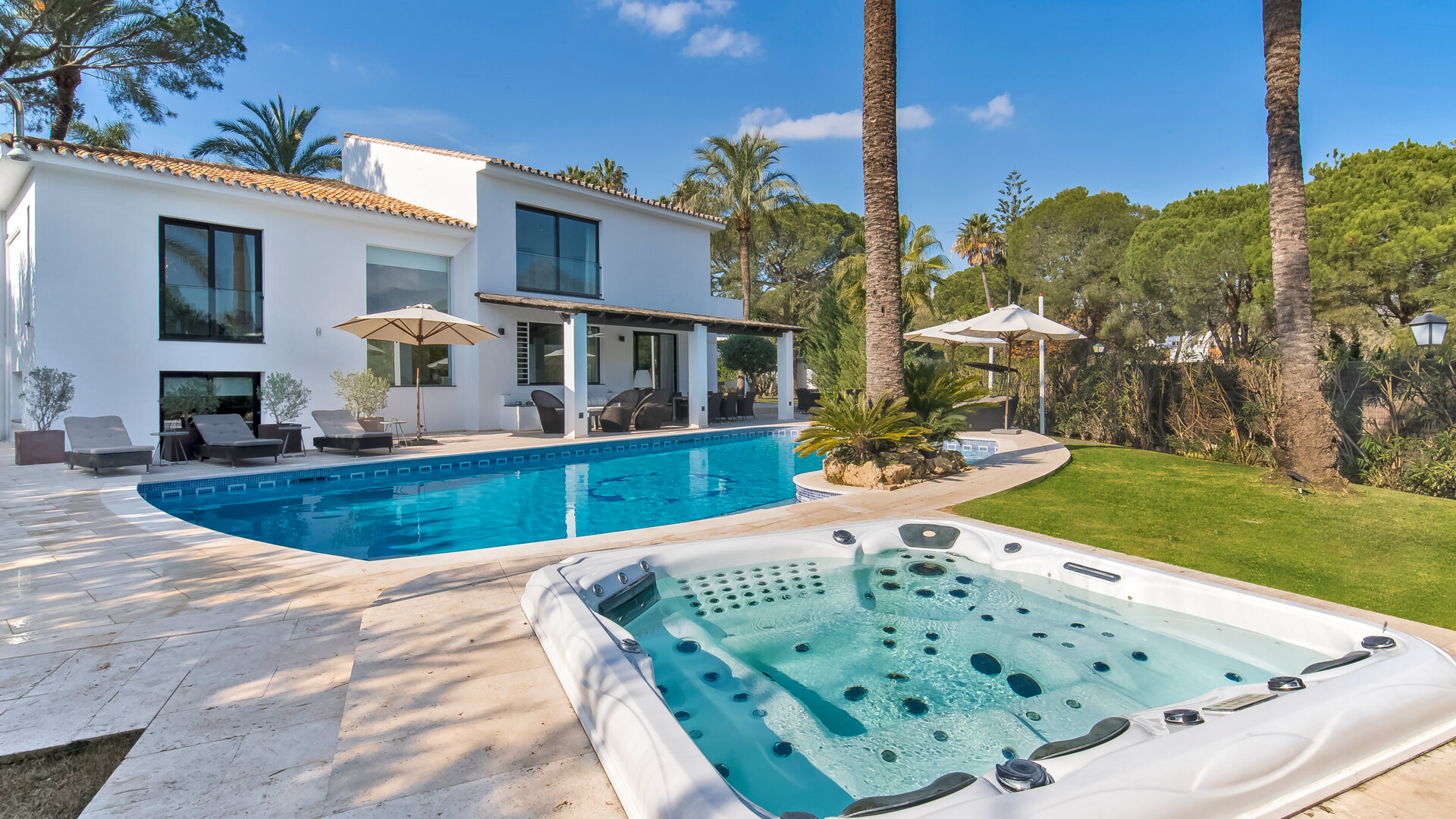 Villa de estilo contemporáneo en Las Brisas con vistas a La Concha