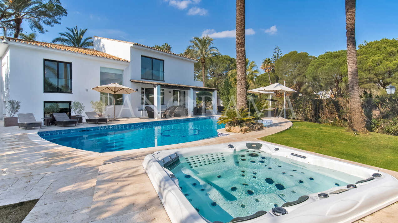 Contemporary-style villa in Las Brisas with views of La Concha