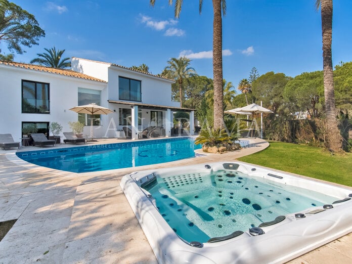 Contemporary-style villa in Las Brisas with views of La Concha