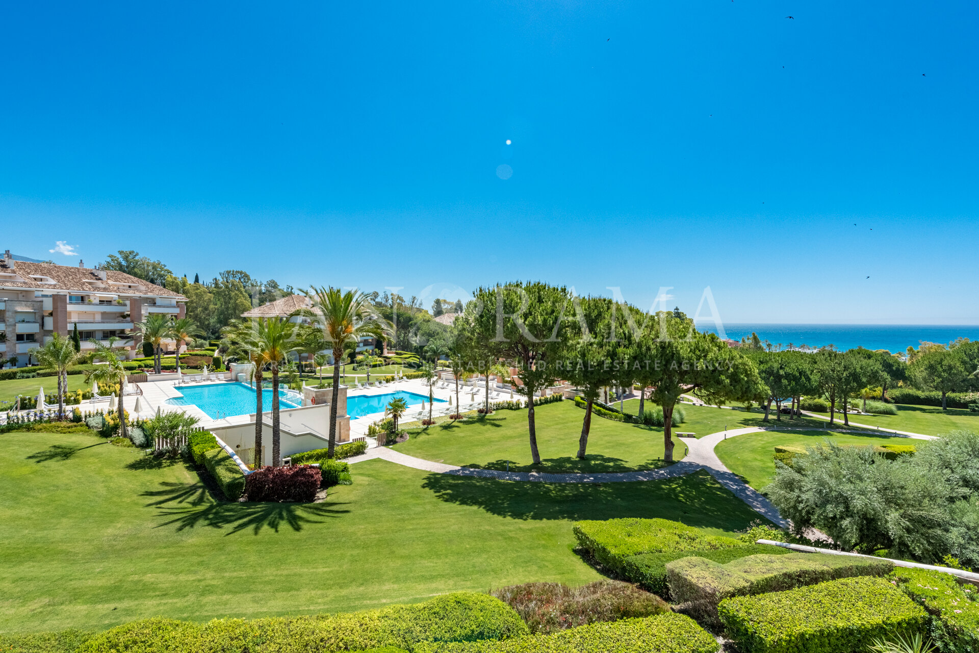 Apartamento con vistas a la montaña y al mar en la codiciada comunidad de La Trinidad, Marbella.