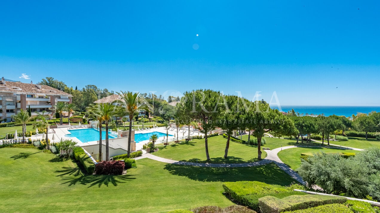 Apartment with mountain and sea views in a sought after community La Trinidad, Marbella