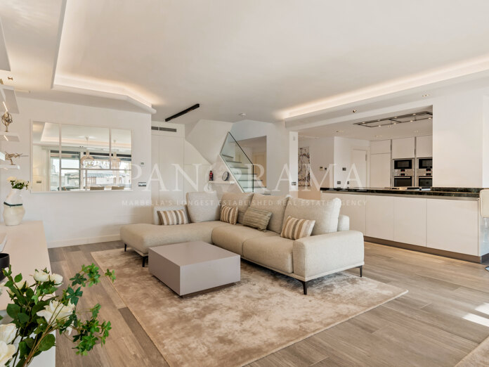 Fantastique penthouse en duplex moderne en bord de mer dans les Jardins Persans de Marina Puente Romano