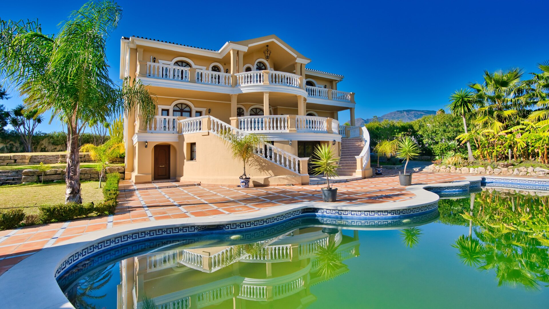 Klassische und große Villa mit Blick auf die New Golden Mile Estepona