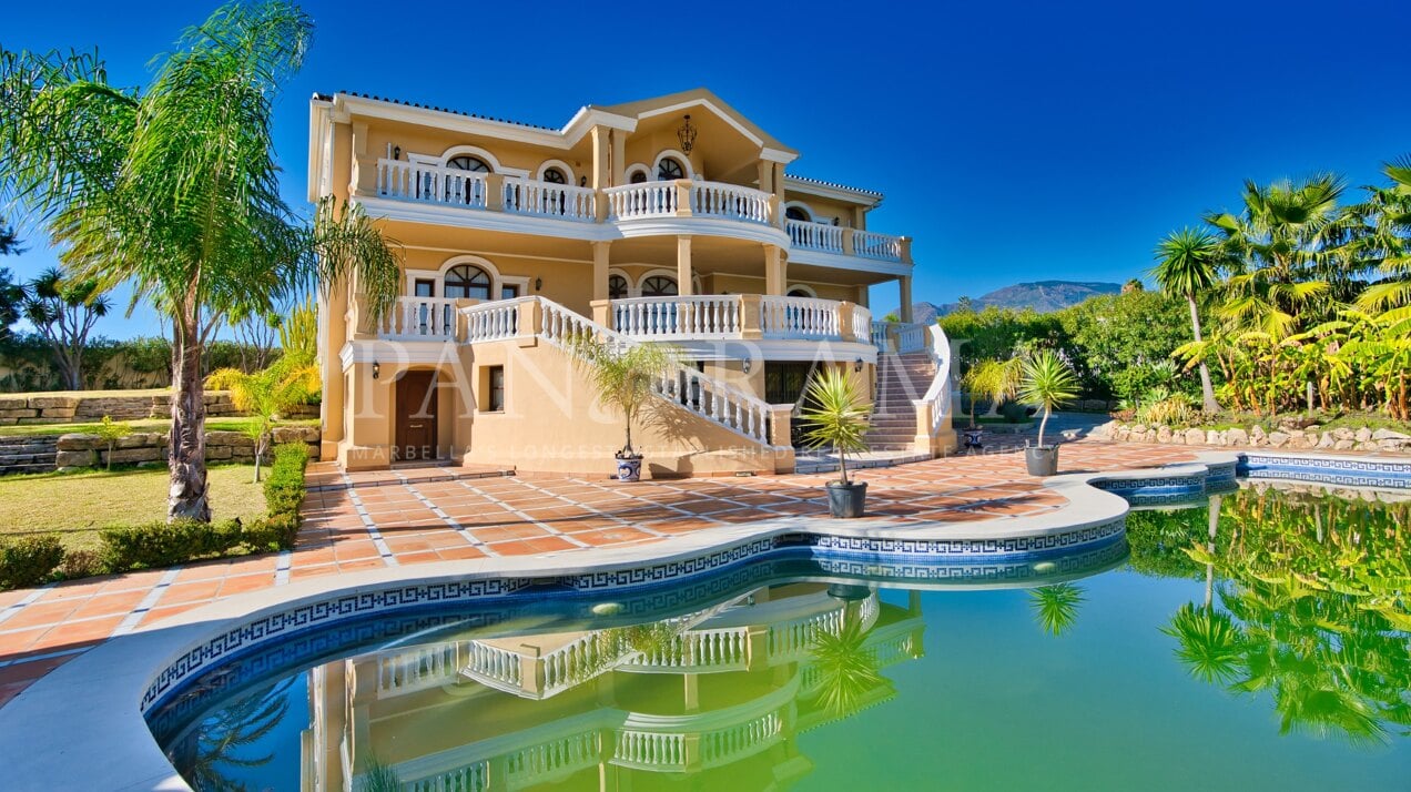 Villa classique et spacieuse avec vue sur la Nouvelle Mille d'Or à Estepona