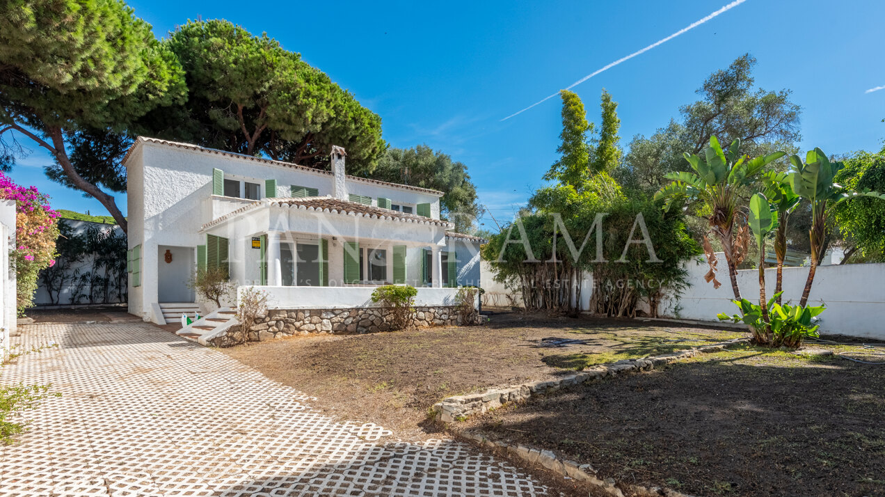 Villa en Elviria a solo unos pasos de la playa