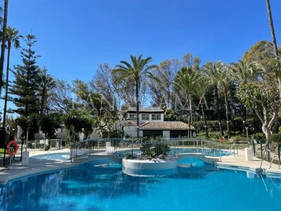 Cosy ground floor apartment just 2 minutes’ walk to the beach to Elviria