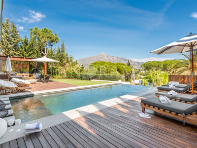 Moderne en Balinese stijl villa in Las Brisas