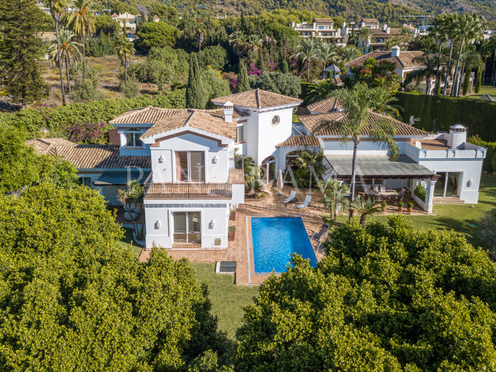 Elegante villa con una gran parcela en la Milla de Oro de Marbella
