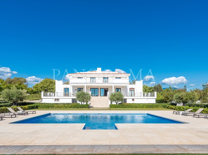 Villa moderna con amplia parcela junto a Guadalmina Alta