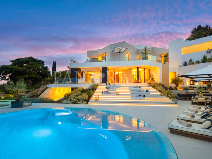 Villa La Toca, a stunning contemporary home in El Herrojo Alto