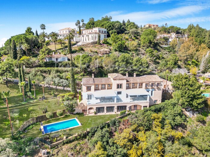 Spacious corner villa with magnificent views in El Madroñal
