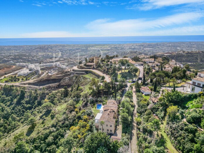 Villa de estilo español con elegancia, encanto y magníficas vistas en El Madroñal