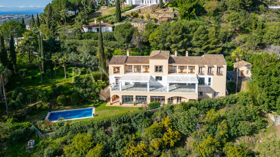 Spacious corner villa with magnificent views in El Madroñal