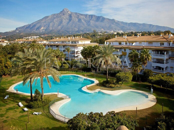 Bel appartement dans un complexe fermé à Nueva Andalucía