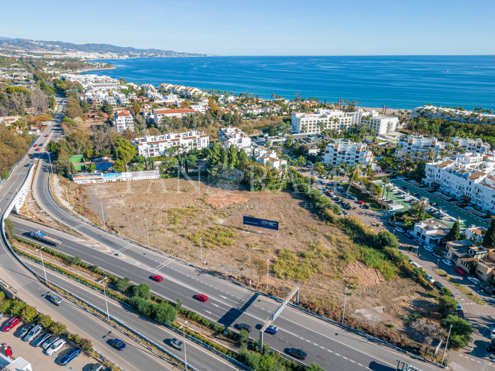 Einzigartiges Gewerbegrundstück am Strand an der Grenze zur Goldenen Meile und Puerto Banús