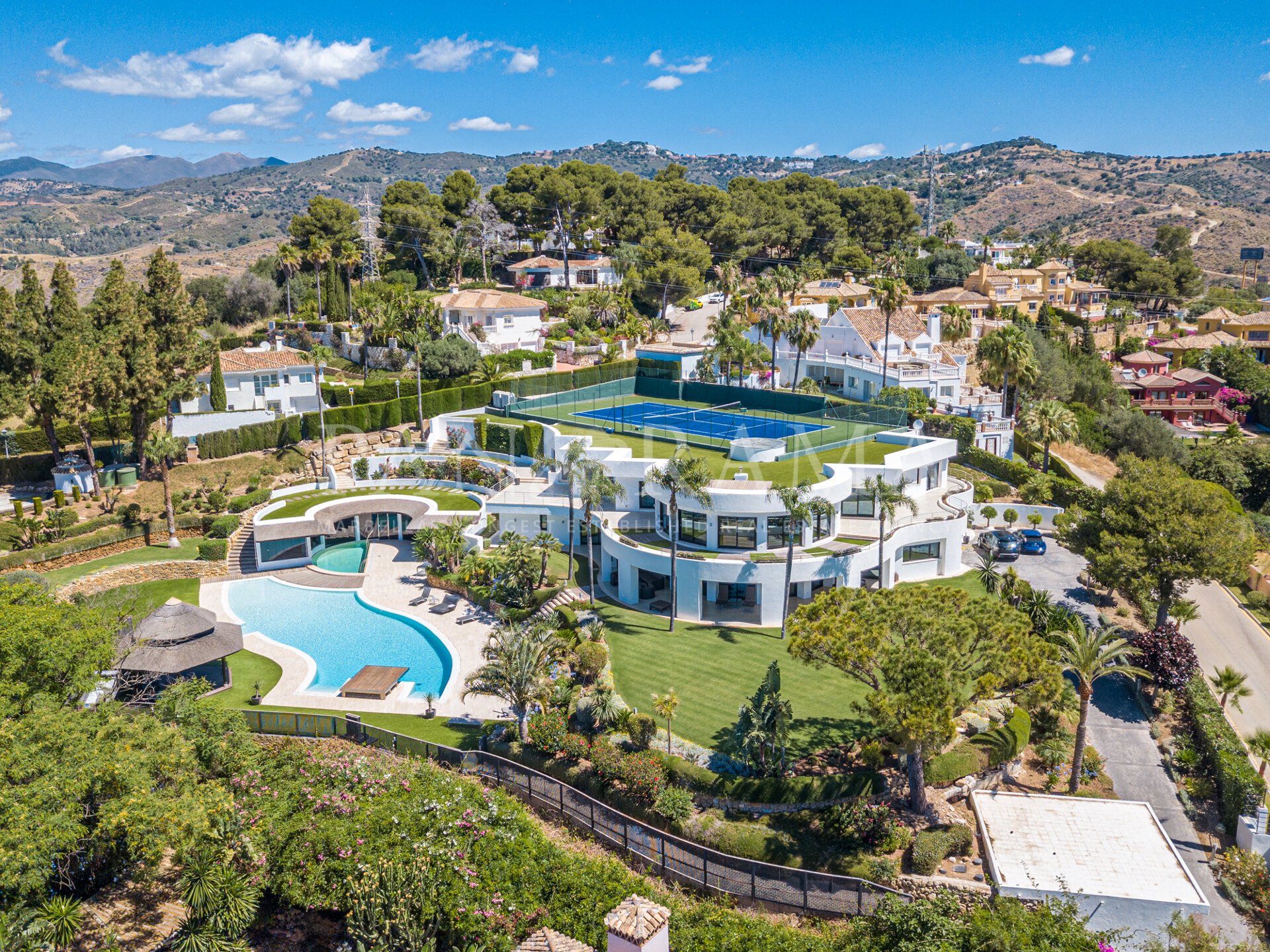 Magnifique domaine situé dans le prestigieux quartier de Hacienda Las Chapas