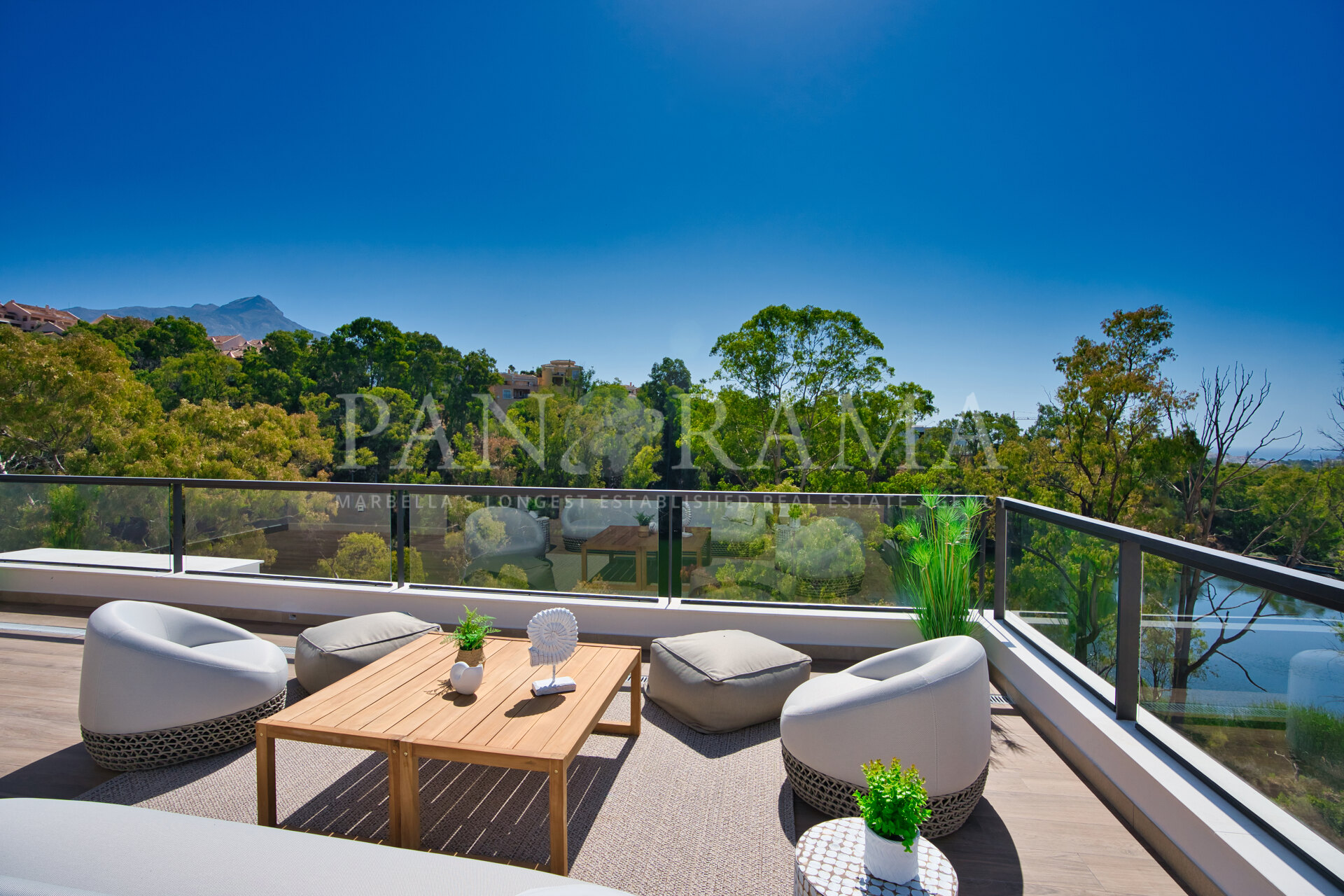 Brand new apartment with sea and lake views in Marbella Lake