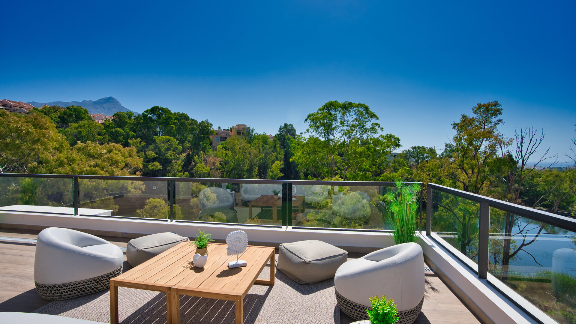 Gloednieuw appartement met uitzicht op zee en meer in Marbella Lake