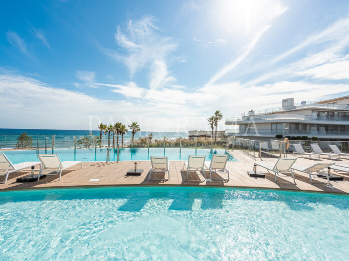 Appartement impeccable en bord de mer avec vue sur la mer dans une communauté de luxe à Estepona
