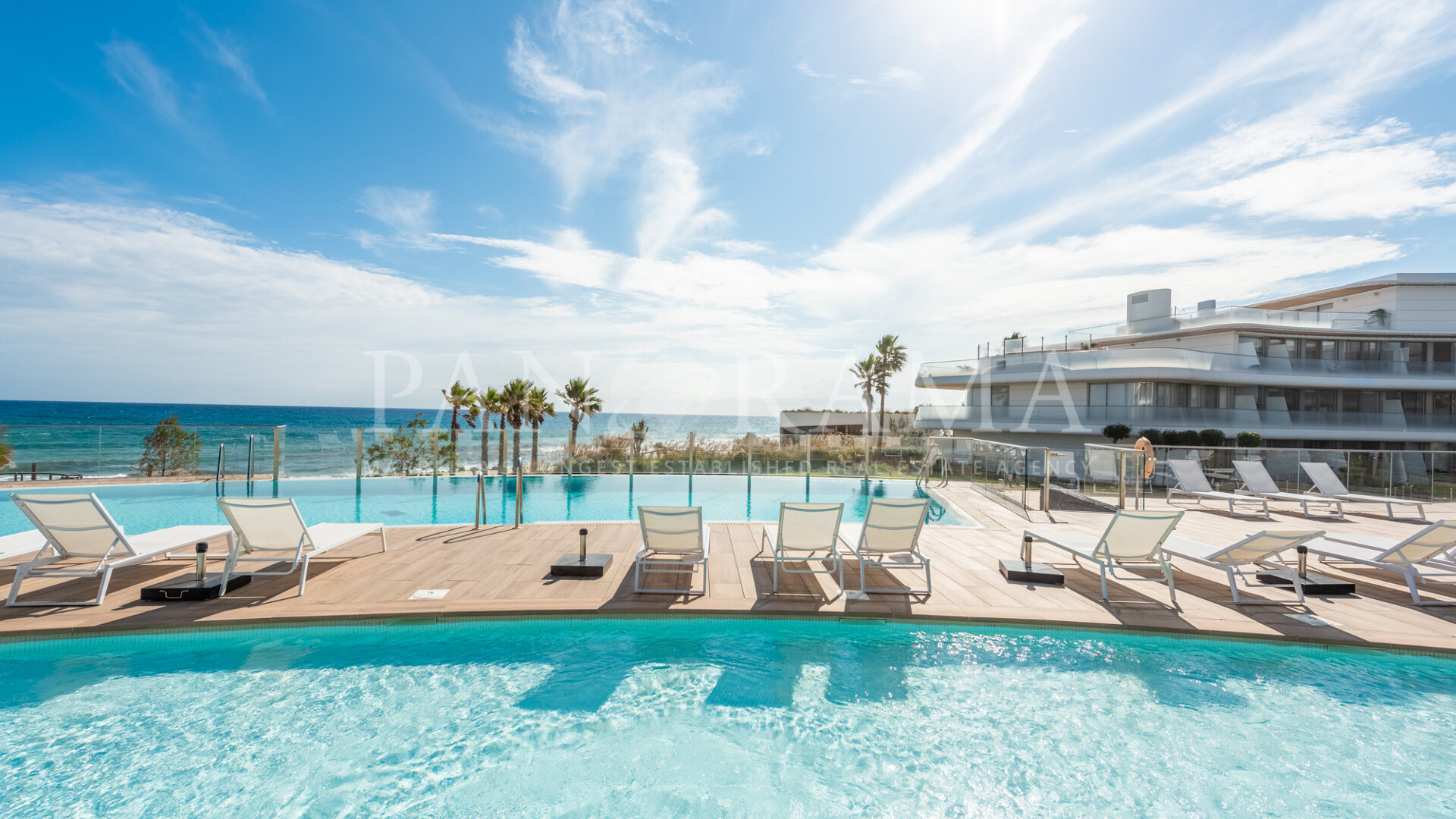 Appartement impeccable en bord de mer avec vue sur la mer dans une communauté de luxe à Estepona