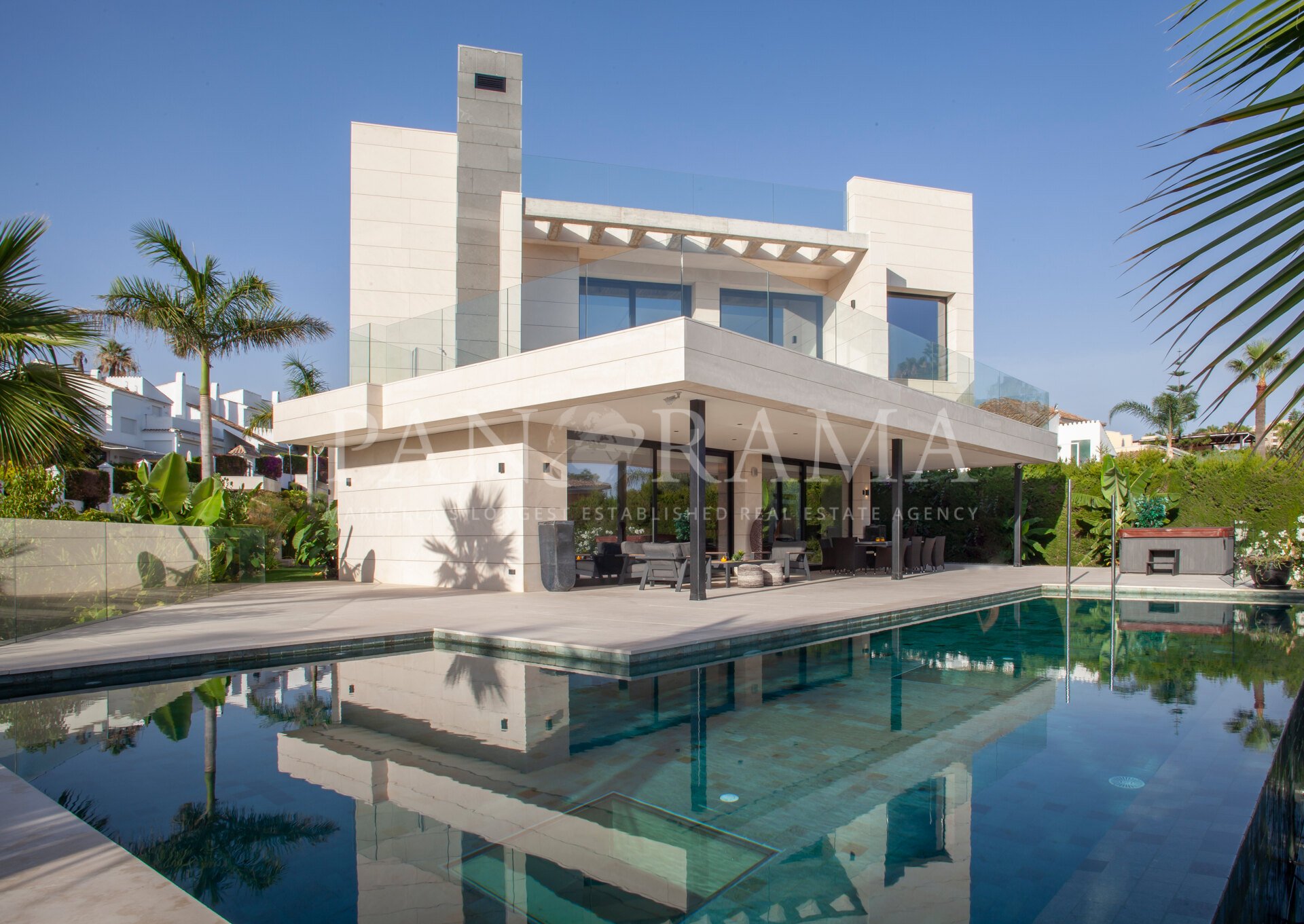 Moderne Villa mit Bergblick in einzigartiger Lage in Nueva Andalucía