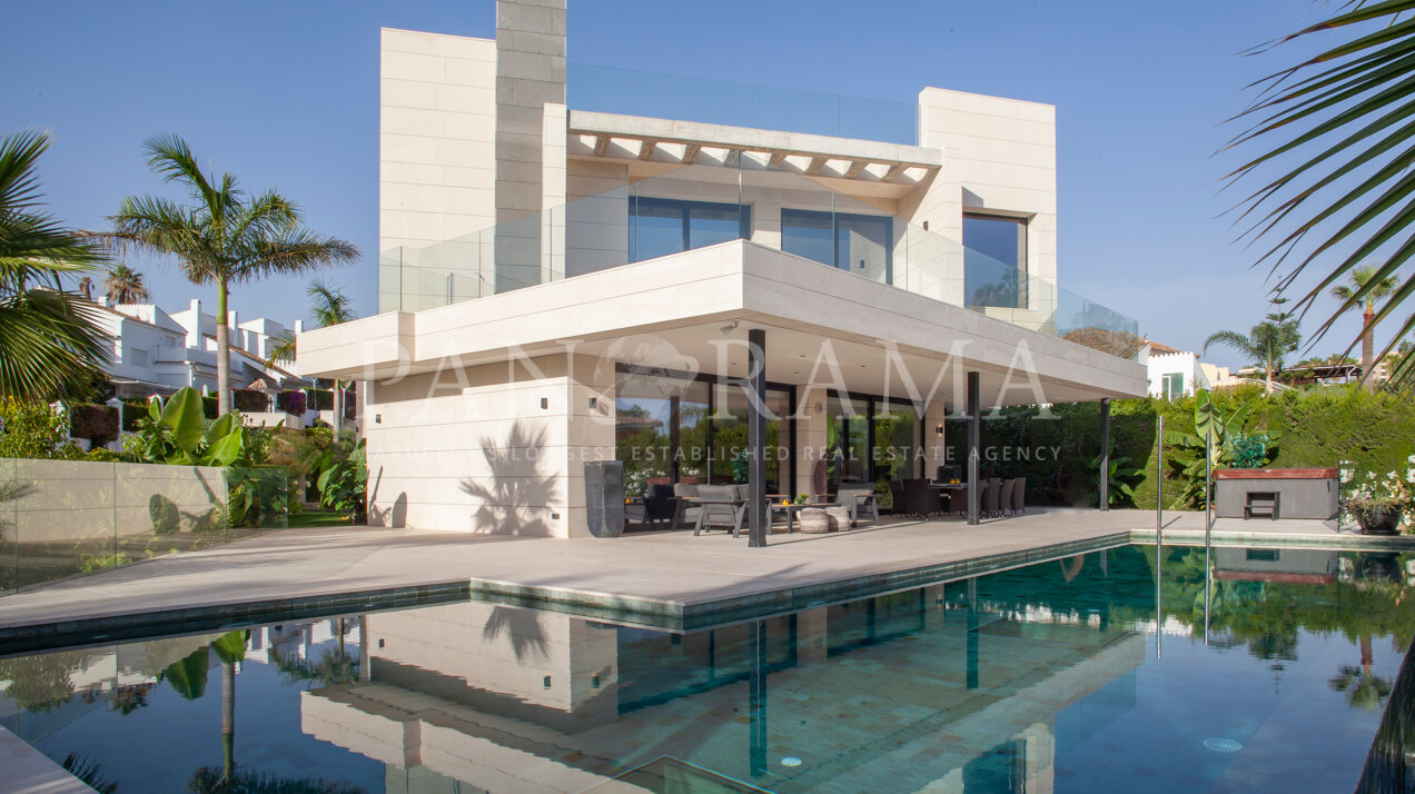 Moderne Villa mit Bergblick in einzigartiger Lage in Nueva Andalucía