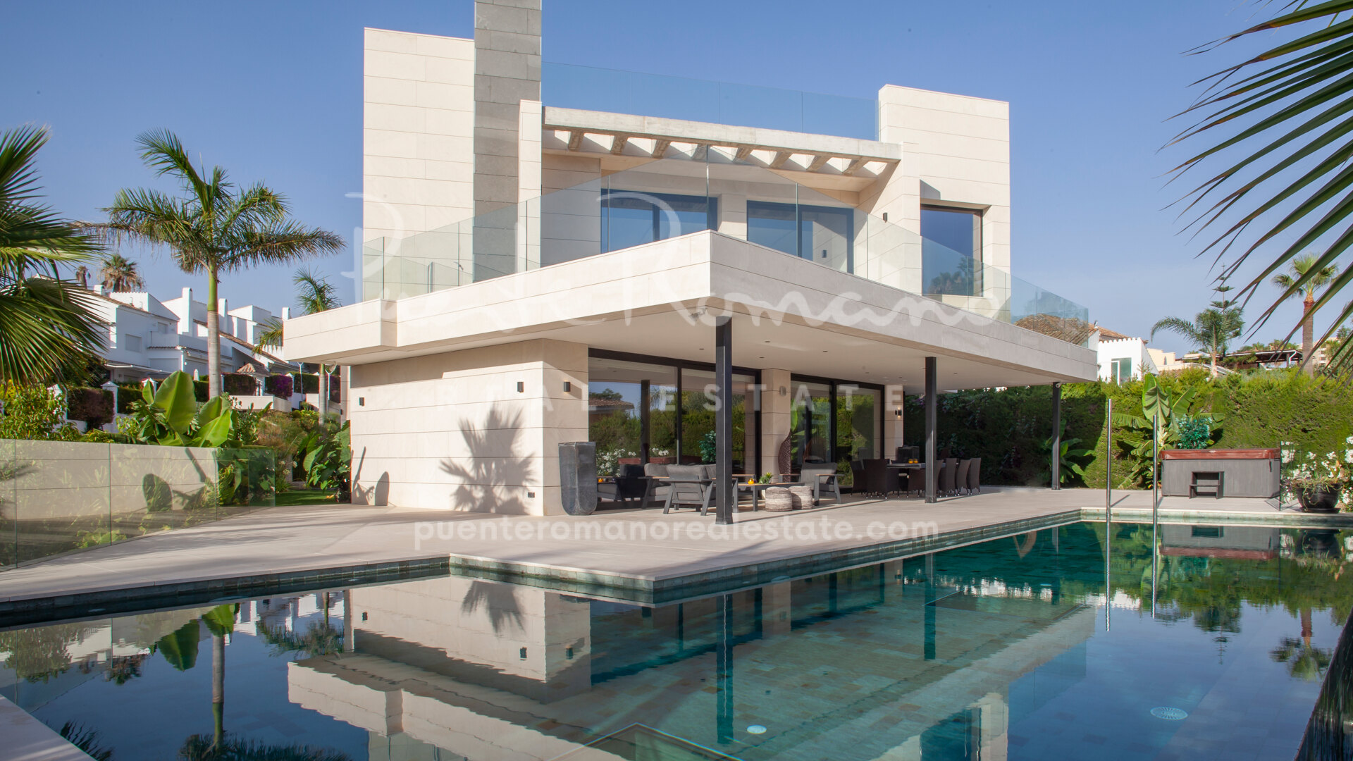 Modern villa with mountain views in a unique location in Nueva Andalucía