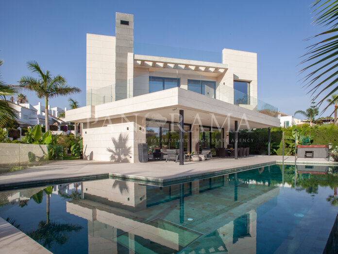 Villa moderna con vistas a la montaña en una ubicación ideal en Nueva Andalucía