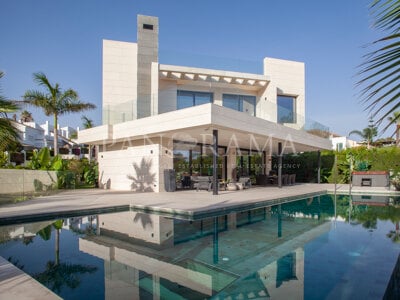 Villa moderne avec vue sur la montagne dans un emplacement unique à Nueva Andalucía